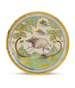 1011.  Salvilla de cerámica esmaltada con jabalí de la serie polícroma.Talavera-Puente del Arzobispo, S. XVIII.