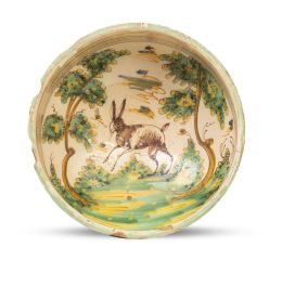 1187.  Cuenco de cerámica esmaltada con liebre entre árboles.Talavera-Puente del Arzobispo, S. XVIII.