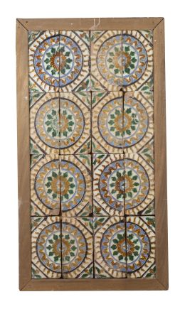 572.  Panel formado por 18 azulejos de techo de cerámica esmaltada, con la técnica de arista.Triana, S. XVI.