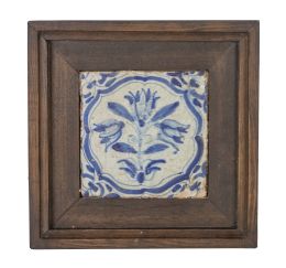 667.  Azulejo de cerámica esmaltada en azul y blanco con ramillete de tulipanes.Trabajo holandés, S. XVIII.