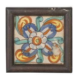 1005.  Azulejo de cerámica esmaltada, con flor.Manises, S. XVIII.