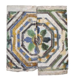 567.  Lote de dos azulejos de techo de cerámica esmaltada.Triana, S. XVI.