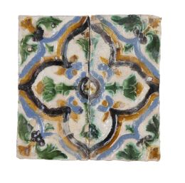574.  Dos azulejos de arista de cerámica esmaltada, con flores en reserva.Triana, S. XVI.
