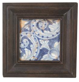 730.  Azulejo de cerámica esmaltada en azul cobalto y blanco. Con marco.España, S. XVIII.