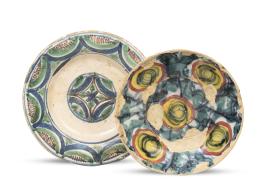 1278.  Lote de dos platos de cerámica esmaltada en azul, verde y blanco.Uno Muel, Teruel, S. XVII; otro España, S. XVIII.