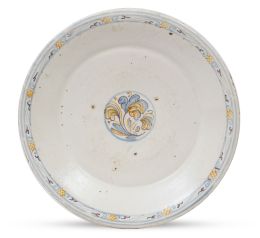 1106.  Plato de cerámica esmaltada de la serie tricolor, con flor en un tondo.Talavera, S. XVII.