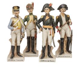 1371.  Lote de cuatro figuras de milirares de porcelana esmaltada y dorada.Francia, S. XX.