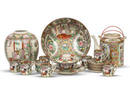 1375.  Juego de porcelana esmaltada con decoración de personajes y gallos.Trabajo cantonés, S. XX.
