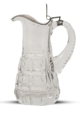 713.  Jarra de cristal tallado con tapa de metal.S. XX.