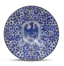 1282.  Plato historicista de cerámica esmaltada en azul y blanco con águila.Andalucía, principios del S. XX.