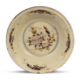 1253.  Plato de cerámica esmaltada con flor en el asiento.Triana, S. XVIII.