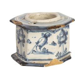 1078.  Tintero de forma hexagonal de cerámica esmaltada con aves y árboles.Talavera, S. XVIII.