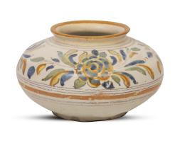 1077.  Orza baja o "cebolla" de cerámica esmaltada policromada, decorada con "rosa" y hojas.Talavera (1726-1775).