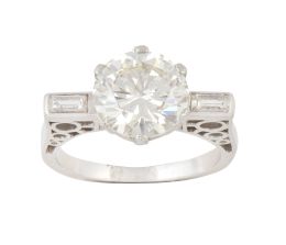 419.  Sortija solitario con bte de 3,38 ct aprox flanqueado por brillante talla baguette