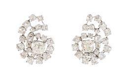 138.  Pendientes de brillantes de talla antigua, con diseño de espiral con grandes centros de 1 ct aprox cada uno