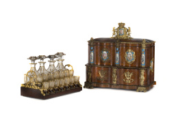 1277.  Caja- Licorera Napoleón III de palo de rosa, porcelana esmaltada a la manera de Sévres y bronce dorado, rematado por corona Real en bronce.Trabajo francés, último cuarto del S. XIX..