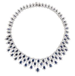 413.  Elegante collar de zafiros de talla oval y brillantes alternos, en diseño que aumenta de tamaño en la parte frontal, engastasdos en garras a difrentes alturas