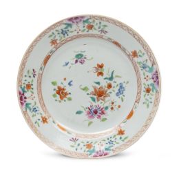 1281.  Plato de porcelana esmaltada de Compañia de Indias, con esmaltes de familia rosa y decoración de peonías.China, S. XIX.