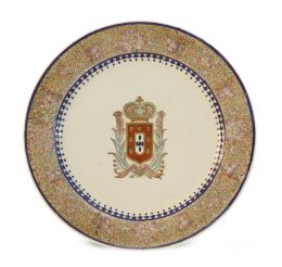 667.  Plato de porcelana esmaltada con escudo de portugal y dorada. Marca en rojo en la base.China, dinastía Qing, época de Guangxu, (1875-1908).