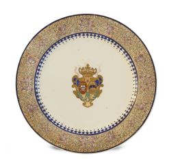 668.  Plato de porcelana esmaltada con escudo de portugal y dorada. Marca en rojo en la base.China, dinastía Qing, época de Guangxu, (1875-1908).