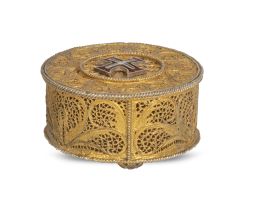 525.  Caja de plata sobredorada en filigrana con la cruz de Cristo aplicada en esmalte.Trabajo portugués, principios del S. XX.