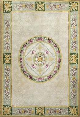 1203.  Alfombra en lana de campo beige. Firmada y fechada. Real Fábrica de Tapices, Madrid, 1946.