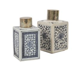 1249.  Lote de dos botellas de porcelana esmaltada en azul y blanco.China, periodo Jiaquing, dinastía Qing 1796-1820.