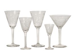 727.  Juego de copas de cristal tallado con estrellas. S. XX.