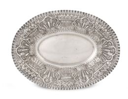 708.  Bandeja de plata con perímetro repujado y calado.S. XX.