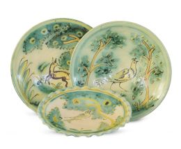 558.  Lote de tres platos de cerámica esmaltada con aves y animal en paisaje.Puente del Arzobispo, principios del S. XX.
