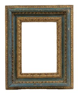 543.  Marco de madera tallada, policromada de verde y dorada, decorado con hojas carnosas y espejos.España, S. XVII.