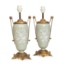 1083.  Pareja de copas de porcelana esmaltadas en verde celadón con decoración de flores "pâte sur pâte", transformada en lámparas.Sévres, h. 1900.