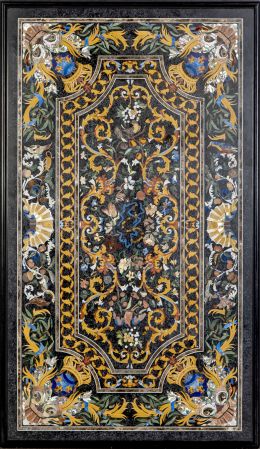 1133.  Tapa de mesa de mármol, con marquetería de piedras duras y nácar.Italia, S. XVIII.