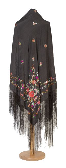 1303.  Mantón de Manila en seda negra bordada en hilos de color con aves del paraíso y peonías.Finales del S. XIX - principios del S. XX.