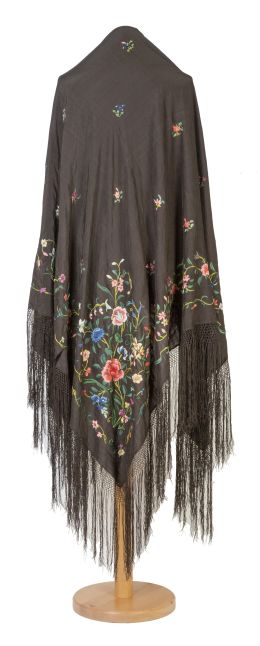 1304.  Mantón de Manila en seda negra bordada en hilos de color con flores.Finales del S. XIX - principios del S. XX.