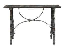 595.  Mesa de madera de ébano con fileteado de metal y fiadores de hierro.Trabajo italiano, S. XVII.