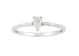 178.  Sortija con diamante talla perilla flanqueado por dos diamantes talla baguette