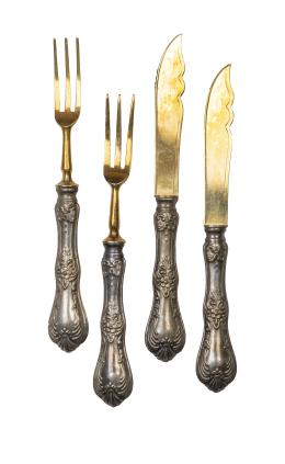 1339.  Lote de dos estuches, cada uno con seis cuchillos y seis tenedores de plata y plata vermeille.Uno marcado Barraús Joyería, Madrid, S. XX.