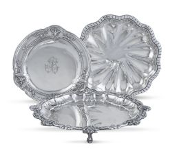 721.  Lote de tres salvillas de plata: una con inicial B con lazos y flores; otra con contorno lobulado sobre patitas de bola; y otra con perímetro repujado con frutos. Con marcas.S. XX.