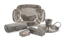 722.  Lote de cinco piezas de plata.Formado por: palmatoria, con marcas; caja en forma de tronco de plata sterling, con marcas de México; bandeja de plata sterling, cajita con decoración repujada, con marcas de Aldao joyero; y cajita en forma de baulito, con marcas.S. XX.