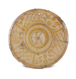 1100.  Plato de cerámica esmaltada de reflejo dorado.Triana, S. XVI.