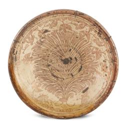 1101.  Plato acuencado de cerámica esmaltada de reflejo metálico de la serie de la clavelinas.Manises, S. XVIII.