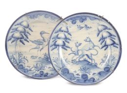 1162.  Lote de dos platos de cerámica esmaltada en azul y blanco, uno con ave y otro con perros.Talavera, Ruiz de Luna, primera mitad del S. XX.