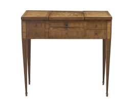 1030.  "Poudrouse" o tocador Napoleón III, de madera de palo de rosa y marquetería con una cesta en a tapa.Trabajo francés, h. 1800.
