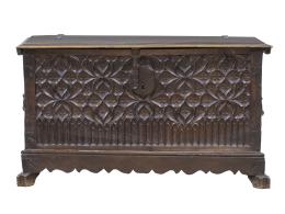 1098.  Arcón de madera tallada, con frente con tracerías góticas.España, S. XVI y posterior.