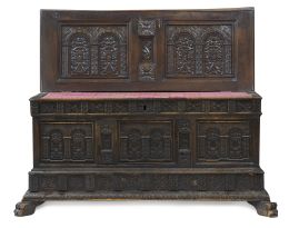 669.  Arcón de novia madera de nogal tallada.Trabajo catalán, S. XVII.