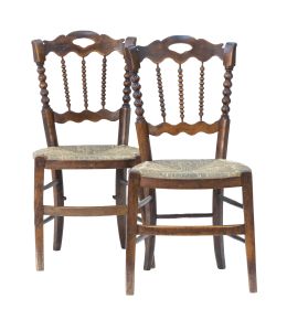 1055.  Pareja de sillas de madera tallada con asiento de enea.España, S. XIX.
