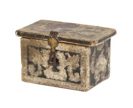 1238.  Cofre de madera lacada.Quizás trabajo americano, S. XVIII.