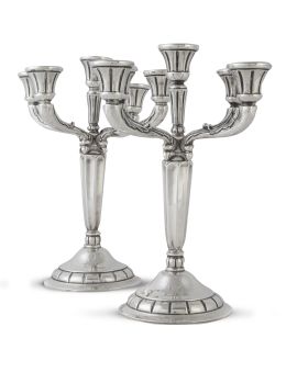 1219.  Pareja de candelabros de plata de cinco brazos de luz. Con marcas.S. XX.
