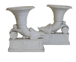 620.  Pareja de cuernos de la abundancia en biscuit.Fundación de Gremios, S. XX.